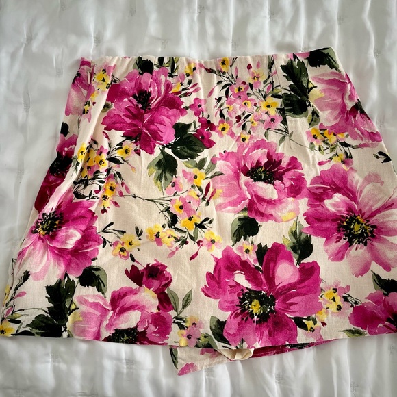 Abercrombie & Fitch Dresses & Skirts - NWT Abercrombie & Fitch NWT
Floral Pink and Cream Skort